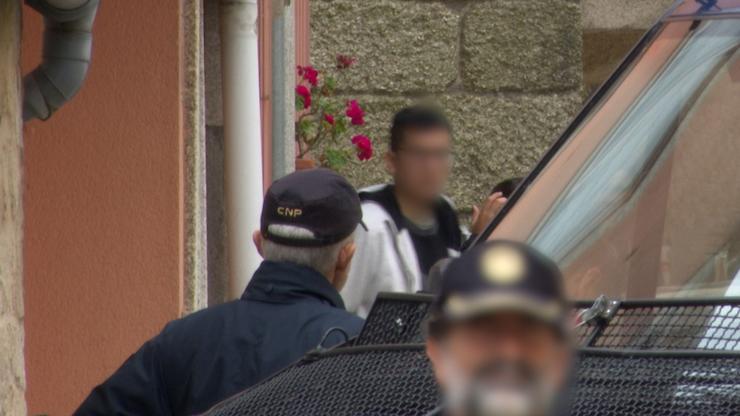 O acusado do crime de Palmeira sae da vivenda tras a reconstrución / Europa Press
