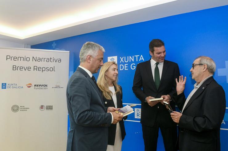 O conselleiro de Cultura, Lingua e Xuventude, José López Campos, acompañado do secretario xeral da Lingua, Valentín García. MONICA ARCAY CARRO / Europa Press
