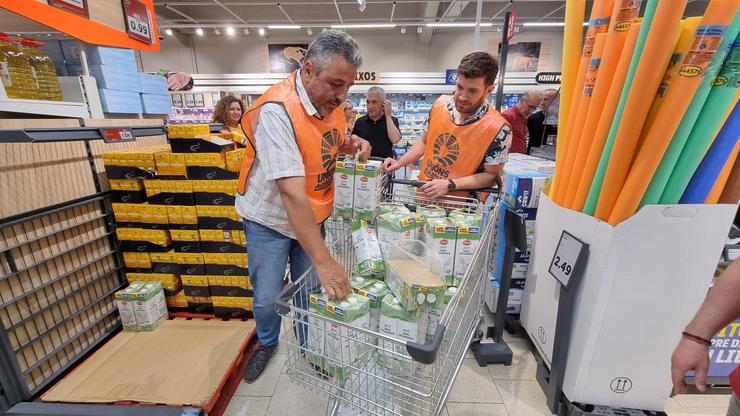 Protesta de Unións Agrarias nun supermercado de Santiago / UNIÓNS AGRARIAS