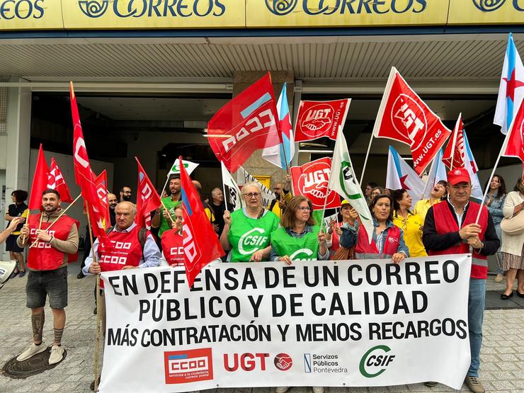 Persoal de Correos maniféstase en Vigo ao ver "preocupante" o "déficit de persoal" nas oficinas da cidade / CSIF