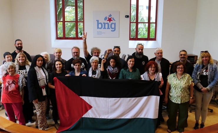 O Grupo Parlamentario do BNG recibe a unha delegación da Flotilla da Liberdade no Parlamento galego. BNG / Europa Press