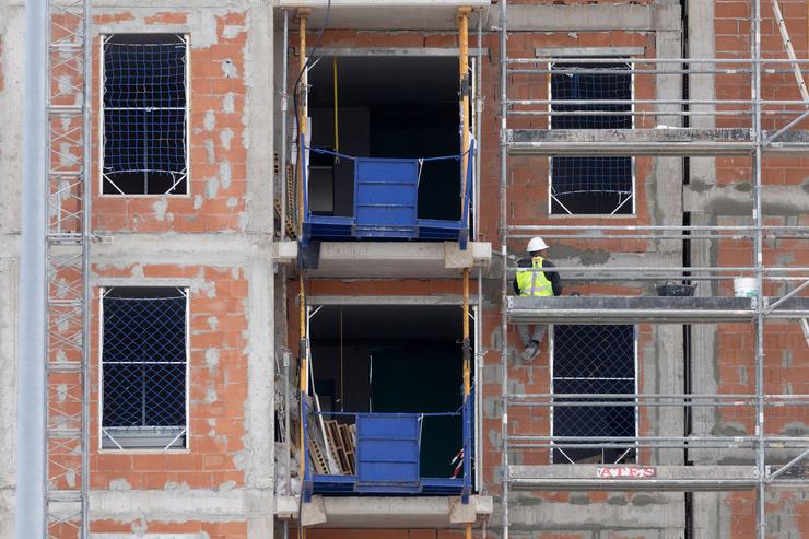 Arquivo - Un obreiro traballa nas obras dun bloque de vivendas. Eduardo Parra - Europa Press - Arquivo / Europa Press
