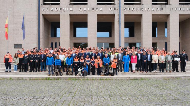 Preto de 80 voluntarios reciben as medallas ao mérito de Protección Civil por 25 anos de servizos. DAVID CABEZON @ XUNTA / Europa Press