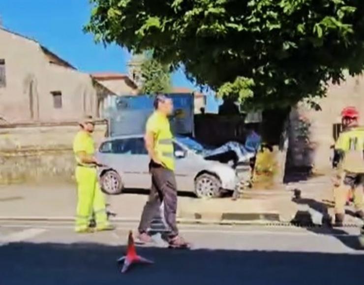 Un coche choca contra unha árbore na N-550 en Padrón / Grupos de WhatsApp