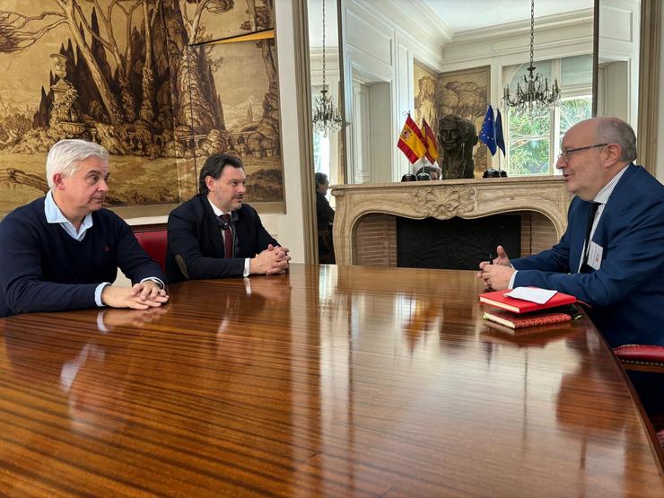 O secretario xeral dá Emigración, Antonio Rodríguez Miranda, reuniuse co cónsul xeral de España en Buenos Aires, Fernando García Casas, coa asistencia do delegado da Xunta en Buenos Aires Alejandro López Dobarro. XUNTA / Europa Press