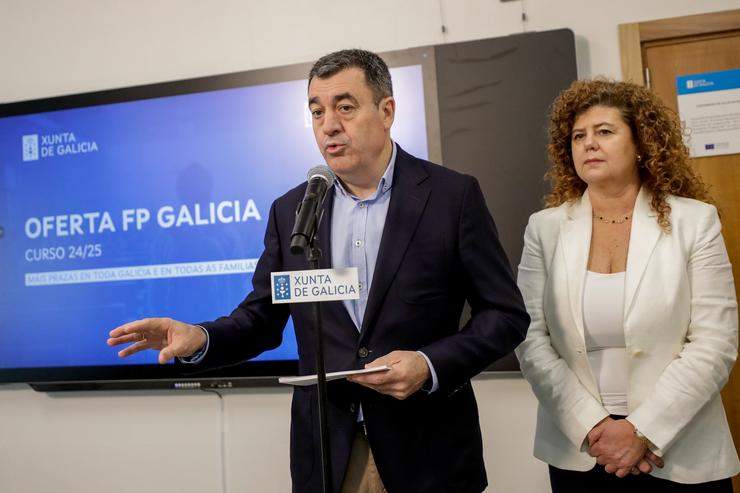 O conselleiro de Educación, Ciencia, Universidades e FP, Román Rodríguez, e a directora xeral de FP, Eugenia Pérez, presentan o catálogo de FP do curso 2024/25.. XUNTA / Europa Press