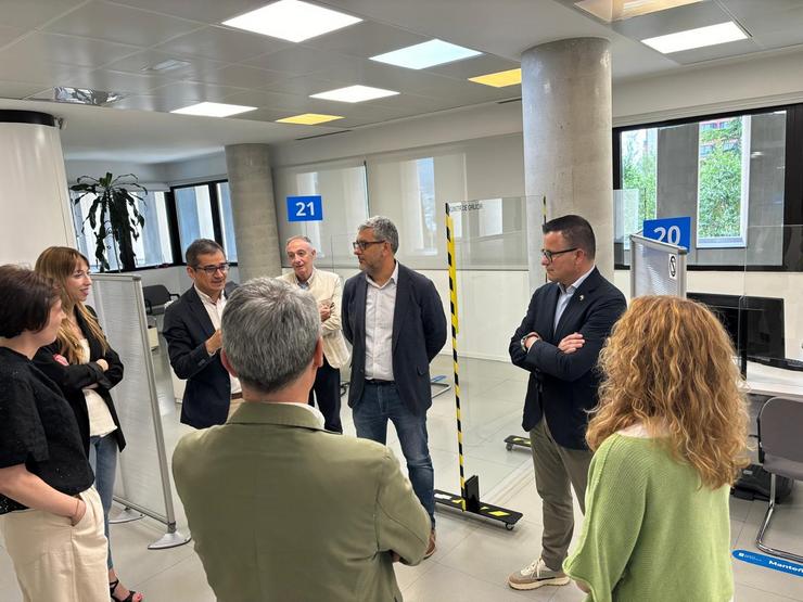 Visita do  conselleiro de Emprego, Comercio e Emigración, José González, á oficina de emprego de Navia. XUNTA DE GALICIA / Europa Press