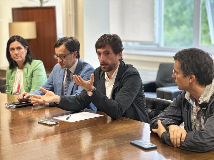 Dirixentes do PP durante a súa visita á Facultade de Dereito.. PPDEG / Europa Press