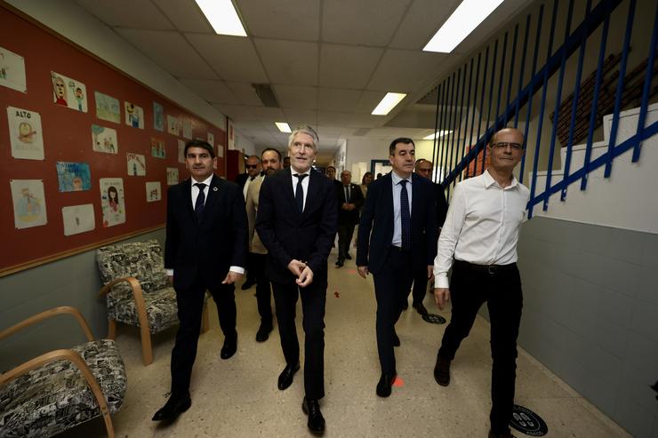 O ministro do Interior, Fernando Grande-Marlaska (2i), e o conselleiro de Educación da Xunta de Galicia, Román Rodríguez (2d), nos premios sobre seguridade escolar, no Centro Público Integrado do Toural, en Vilaboa, Pontevedra. Beatriz Ciscar - Europa Press / Europa Press