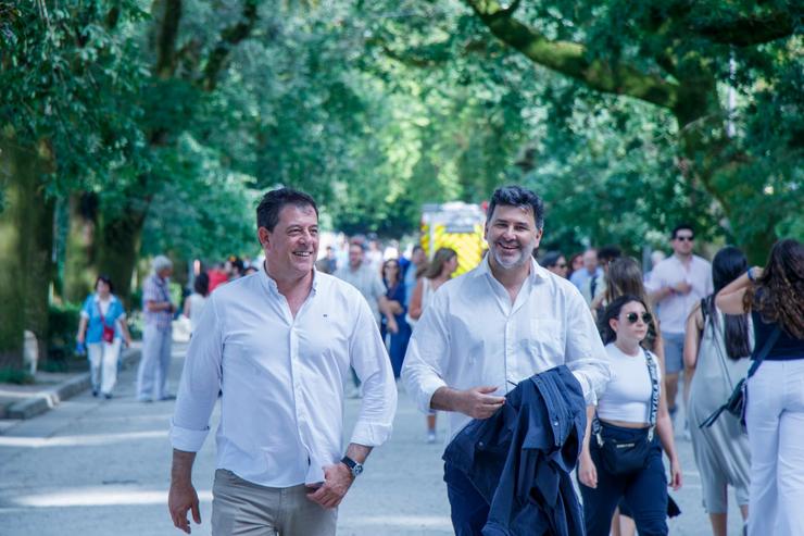 O secretario xeral do PSdeG, José Ramón Gómez Besteiro, e o candidato galego socialista ás europeas, Nicolás González Casares, en Santiago. PSDEG / Europa Press