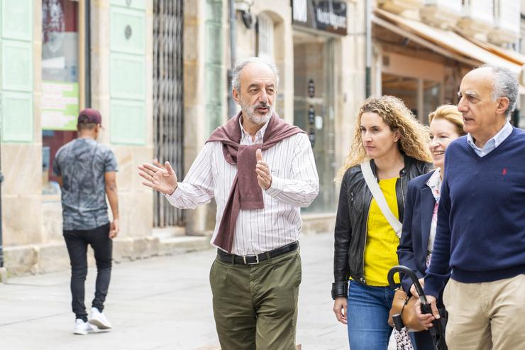 O candidato galego do PP ao Parlamento Europeo, Francisco Millán Mon, xunto á súa familia polas rúas de Pontevedra. PP / ÍÑIGO ROLÁN / Europa Press