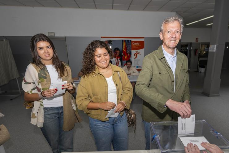O presidente da Xunta e do PPdeG, Alfonso Rueda, coas súas fillas ao acudir a votar no Centro Galego de Tecnificación Deportiva de Pontevedra.. PPDEG
