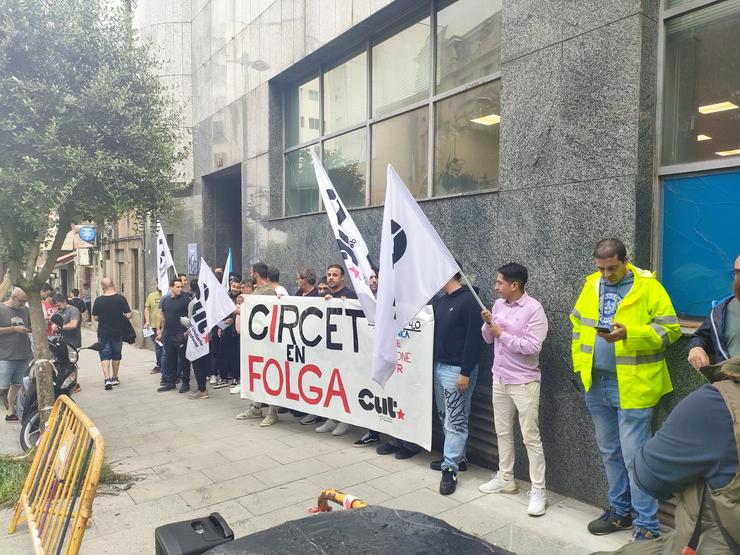 Concentración de traballadores da empresa CIRCET  polo incumprimento do convenio e os despedimentos "indiscriminados".  En Vigo, a 10 de xullo de 2024. / Europa Press