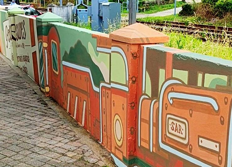 Mural que lembra o primeiro ferrocarril galego mentres absorbe CO2 en Pontecesures / GC