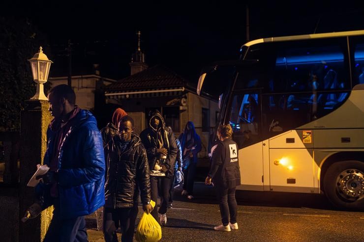 Migrantes procedentes de Canarias á súa chegada en autobús ao hotel Baixamar / Elena Fernández - Europa Press - Arquivo