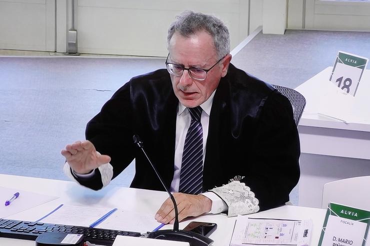 Arquivo - O fiscal Mariano Piñeiro Vázquez intervén durante unha nova sesión do xuízo do Alvia, desde unha pantalla de televisión da sala de prensa do xuízo, a 21 de xuño de 2023, en Santiago de Compostela, A Coruña, Galicia (España). Tras unha. Álvaro Ballesteros - Europa Press - Arquivo / Europa Press