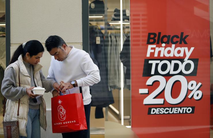 Arquivo - Centos de persoas adiántanse ás compras do Nadal co Black Friday. Álex Zea - Europa Press - Arquivo / Europa Press