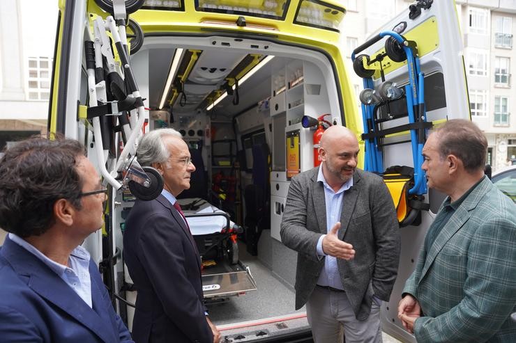 O director da Fundación Pública Urxencias Sanitarias de Galicia-061, Román Gómez, o alcalde de Lalín, José Crespo, e o director de Atención Sanitaria de Santiago de Compostela e Barbanza, Felipe Cale.. 061 / Europa Press