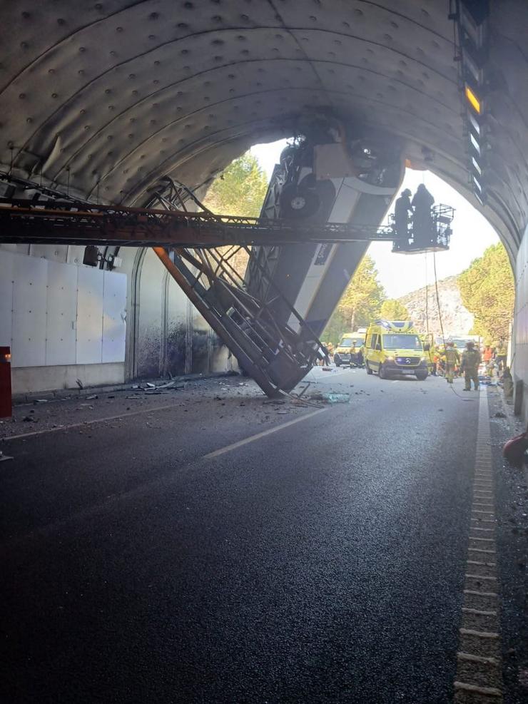 Imaxe do bus accidentado en Pineda. MOSSOS / Europa Press