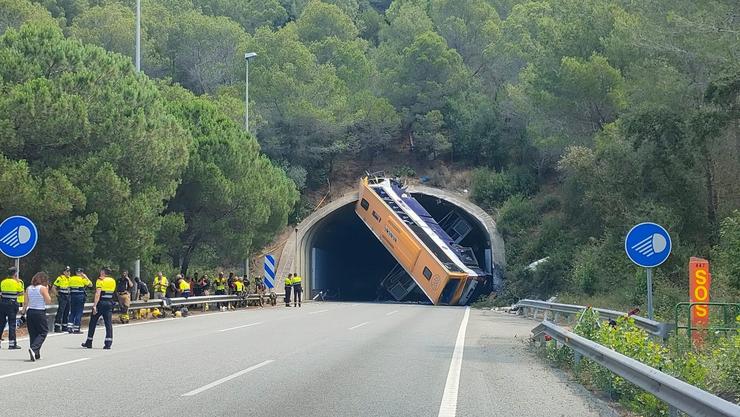 Imaxe do bus accidentado en Pineda