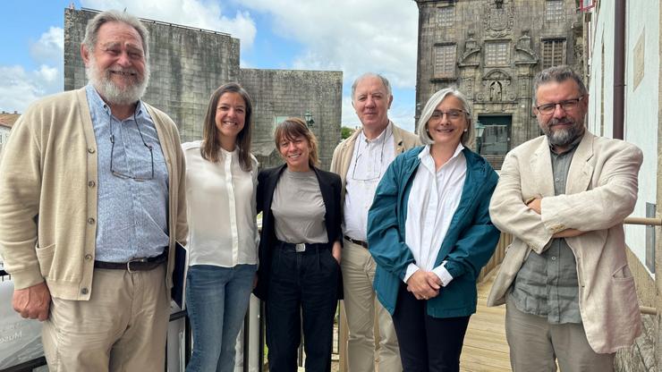 A presidenta do Padroado do Museo do Pobo Galego, Concha Losada, o director da entidade, Manuel Vilar, e a presidenta de Raia Creativa, e a documentalista Diana Gonçalves, entre outros / remitida