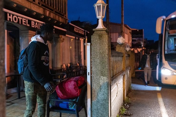 Migrantes procedentes de Canarias deixan o hotel Baixamar para partir ao campamento de Accem, a 19 de decembro de 2023, en Sanxenxo / Elena Fernández - Arquivo