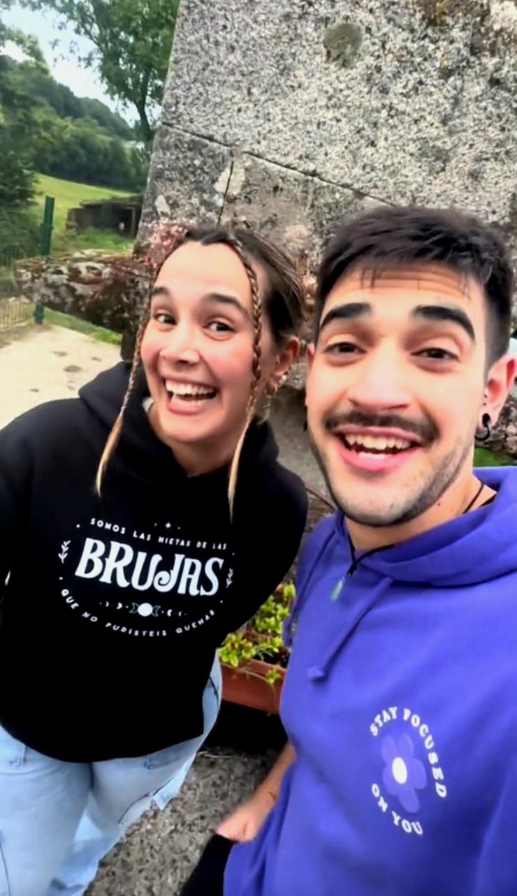 Javi e Sonia, dous andaluces namorados de Galicia que viven coidando os animaliños dunha casa de Chantada na que non pagan aluguer / Tik Tok