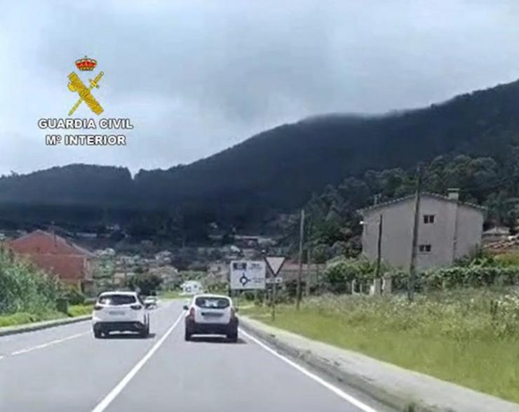 Imaxe do vehículo adiantando en liña continua / GARDA CIVIL