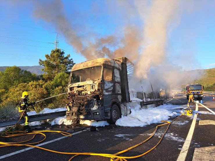 Arde un camión cargado de rodas na A-52, ao seu paso por Melón / GARDA CIVIL 