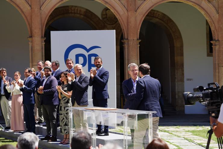 O presidente do PP, Alberto Núñez Feijóo (2d), xunto ao presidente de Castela e León, Alfonso Fernández Mañueco (1d), danse as mans tras unha reunión para abordar a EBAU única, a 1 de xullo de 2024, en Salamanca / Manuel Ángel Laya