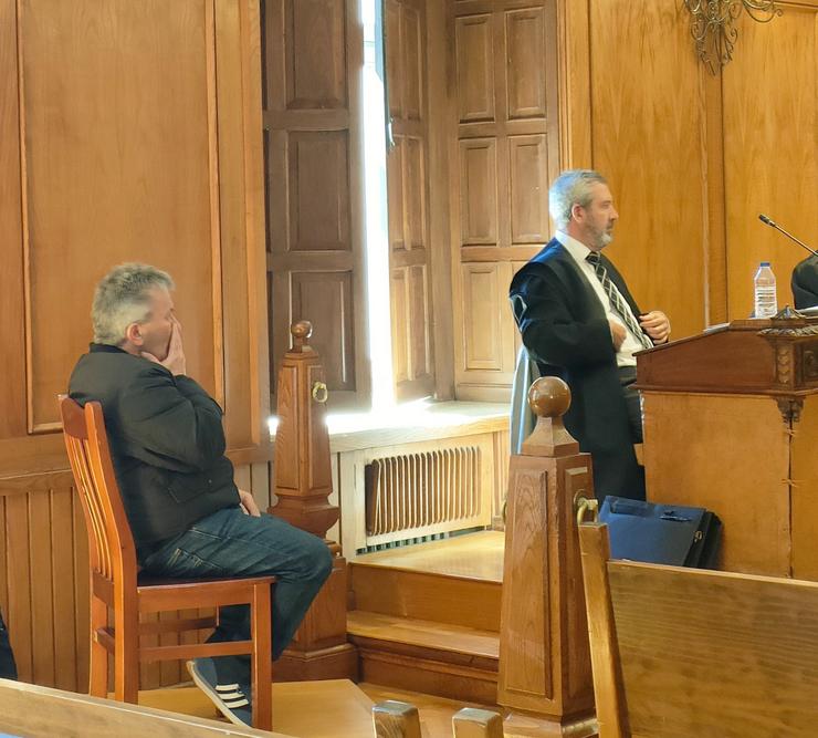 Xuízo contra Balbino S.E. (i) , acusado de asasinar a unha muller de 72 anos en Moaña, en xullo de 2021, e de tentar roubar no seu domicilio. / Europa Press