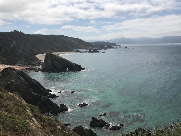 Vista dos CanTis de Loiba desde o lugar onde se sitúa o banco.