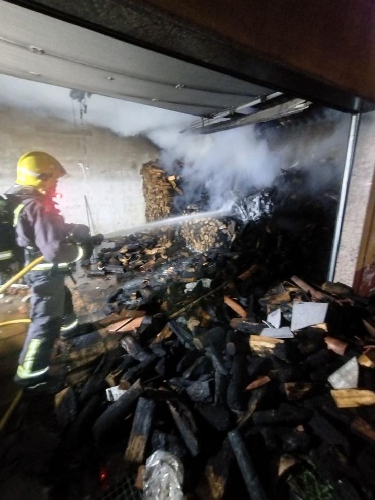 Incendio nun alpendre de Teo / Bombeiros de Boiro