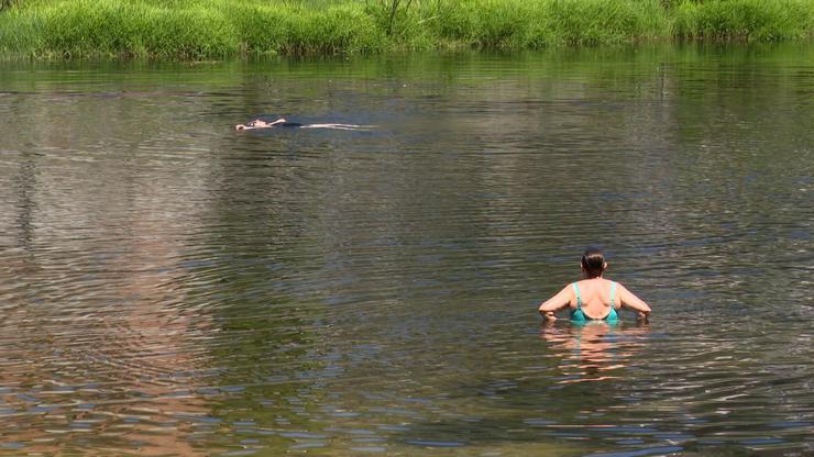 Dous bañistas no río de Leiro en plena onda de calor / Europa Press - Arquivo