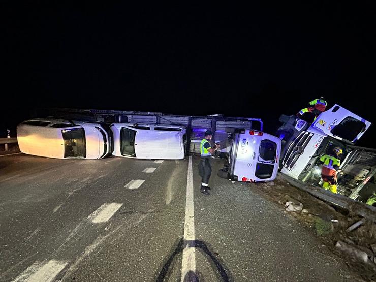 Accidente dun camión que quedou envorcado na A-52 / Garda Civil