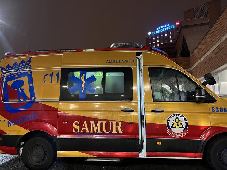 Arquivo - Ambulancia de SAMUR Protección Civil fronte ao Hospital 12 de Outubro de Madrid. EMERXENCIAS MADRID - Arquivo