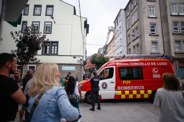 Un furgón de bombeiros nas inmediacións dun piso incendiado / Carlos Castro - Arquivo
