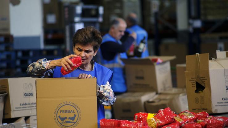 Arquivo - Imaxe dunha voluntaria de Banco de Alimentos.. BANCO DE ALMENTOS - Arquivo / Europa Press