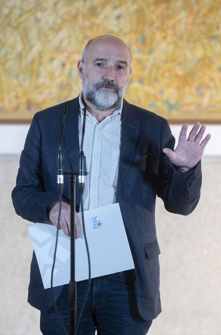 O deputado do BNG Néstor Rego comparece ante os medios tras unha reunión, no Congreso / Alberto Ortega