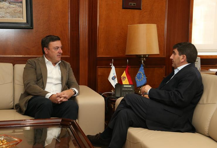 O presidente da Deputación da Coruña, Valentín González Formoso, e o delegado do Goberno en Galicia, Pedro Blanco, durante unha reunión mantida para abordar a emerxencia migratoria no territorio / DEPUTACIÓN DA CORUÑA