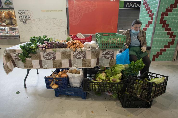 Unha vendedora de verduras no Mercado Municipal de Lugo / Europa Press