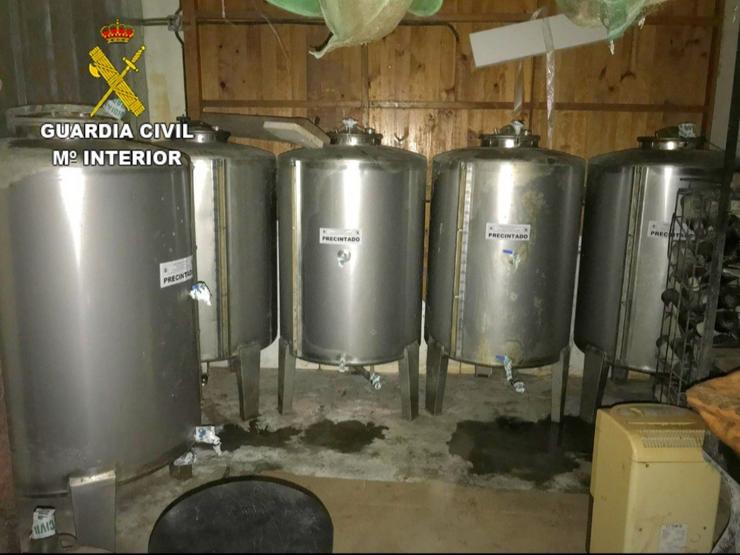 Descobren en Crecente (Pontevedra) máis 600 litros de licor ilegal a un hostaleiro, que o atribúe á "destilación artesanal" do seu avó. GARDA CIVIL / Europa Press