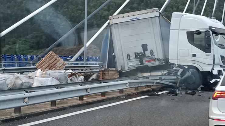 Camión accidentado na ponte de Rande / WhatsApp grupos