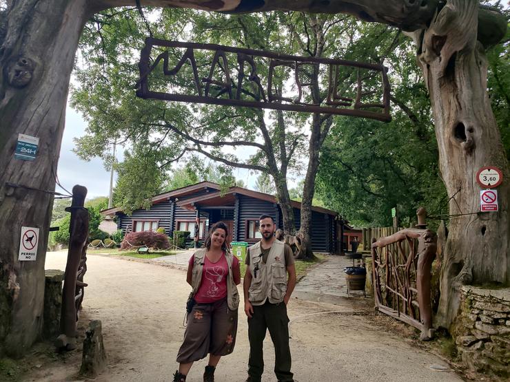 Esther e Óscar na entrada de Marcelle Natureza