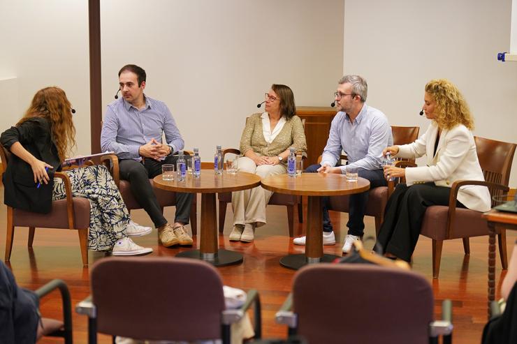 O hematólogo do Hospital Clínico de Santiago Adrián Mosquera; a rexional government affairs lead de AstraZeneca, Ana de Mora; o especialista en Farmacia Hospitalaria do Hospital Universitario Lucus Augusti de Lugo, Jaime Gulín/ Europa Press
