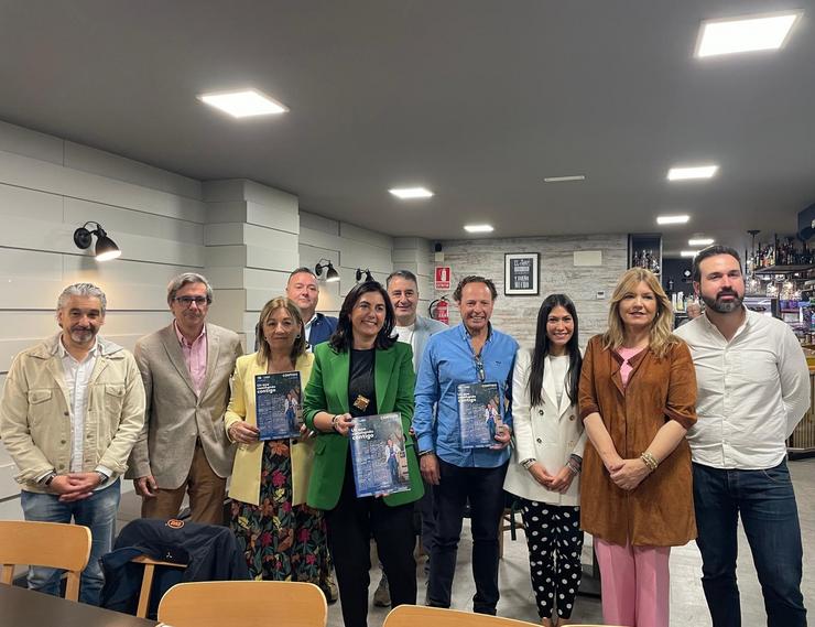 A portavoz do Grupo Municipal Popular de Lugo, Elena Candia, pousa en compañía dos concelleiros do partido co novo número do boletín informativo que edita o PP lucense. En Lugo, a 3 de xullo de 2024. / Europa Press