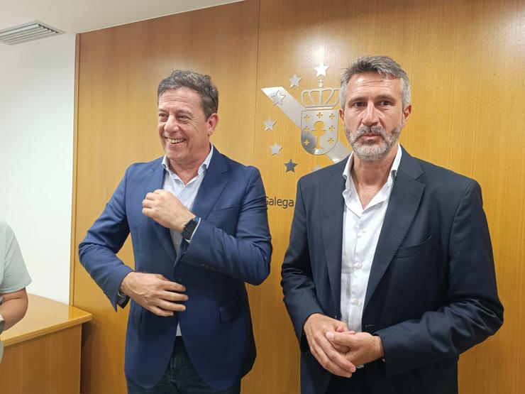 O secretario xeral do PSdeG, José Ramón Gómez Besteiro, co presidende da Fegamp, Alberto Varela, en declaracións aos medios