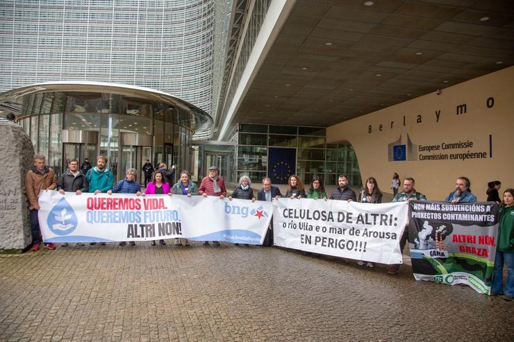 A eurodeputada do BNG, Ana Miranda, xunto a diferentes plataformas e entidades que acudiron a Bruxelas a denunciar o proxecto de Altri / BNG