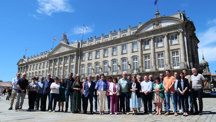A portavoz nacional do BNG, Ana Pontón, xunto ás alcaldesas, alcaldesas e cargos locais do BNG nunha foto de familia na Praza do Obradoiro / BNG