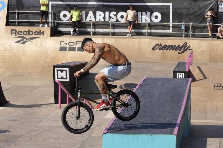 Unha persoa fai trucos coa bicicleta durante o Festival Urbano de ?Ou Marisquiño?, na praia de Samil, a 10 de agosto de 2024, en Vigo, Pontevedra, Galicia.. Javier Vázquez - Europa Press / Europa Press